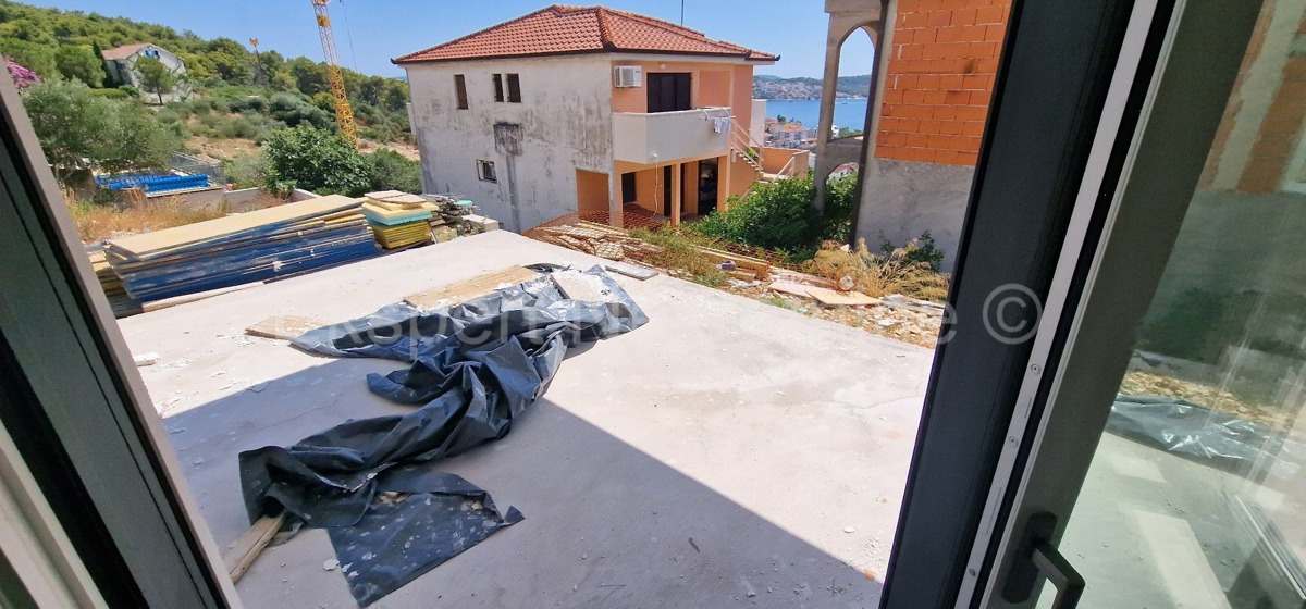 Trogir, Saldun, 3-room apartment 110 m2 + garden 50 m2, large terrace (34 m2), new construction