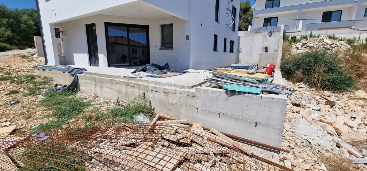 Trogir, Saldun, 3-room apartment 110 m2 + garden 50 m2, large terrace (34 m2), new construction