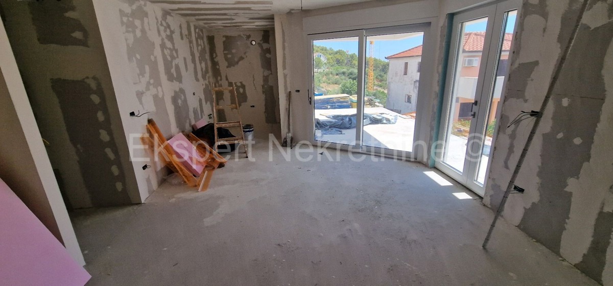 Trogir, Saldun, 3-room apartment 110 m2 + garden 50 m2, large terrace (34 m2), new construction