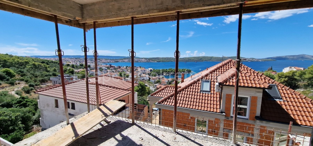 Trogir, Saldun, 3-room apartment 110 m2 + garden 50 m2, large terrace (34 m2), new construction