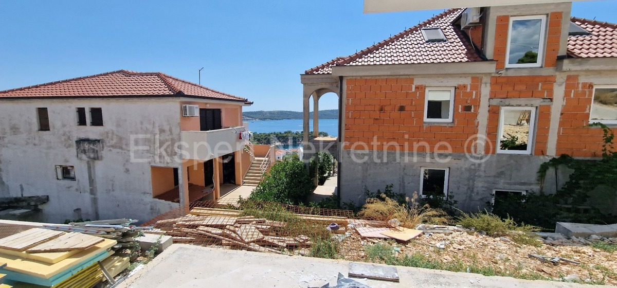 Trogir, Saldun, 3-room apartment 110 m2 + garden 50 m2, large terrace (34 m2), new construction