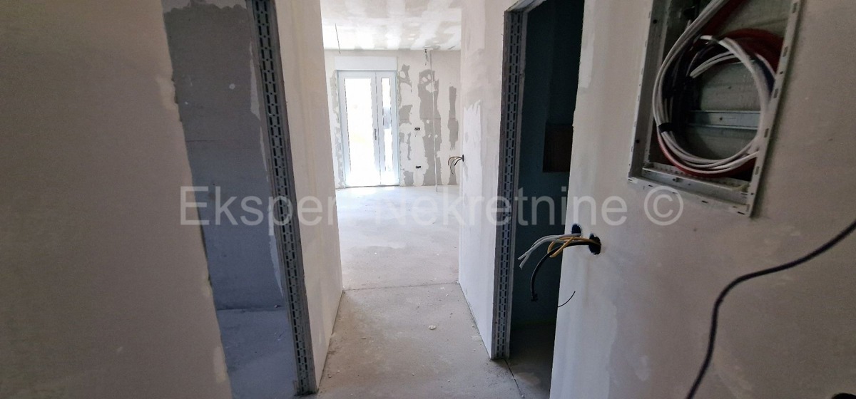 Trogir, Saldun, 3-room apartment 110 m2 + garden 50 m2, large terrace (34 m2), new construction