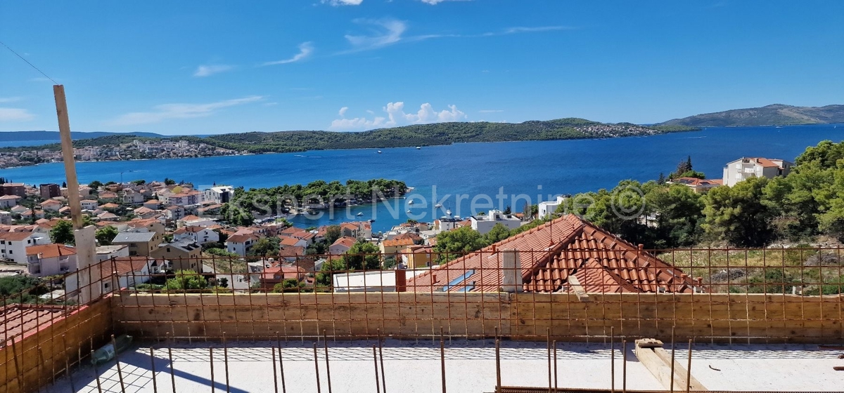 Trogir, Saldun, 3-room apartment 110 m2 + garden 50 m2, large terrace (34 m2), new construction