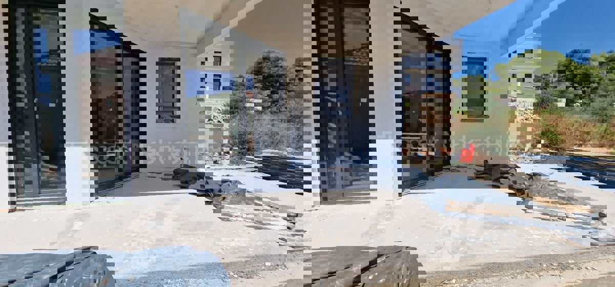 Trogir, Saldun, 3-room apartment 110 m2 + garden 50 m2, large terrace (34 m2), new construction