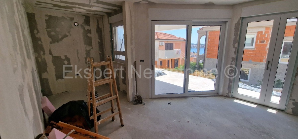 Trogir, Saldun, 3-room apartment 110 m2 + garden 50 m2, large terrace (34 m2), new construction