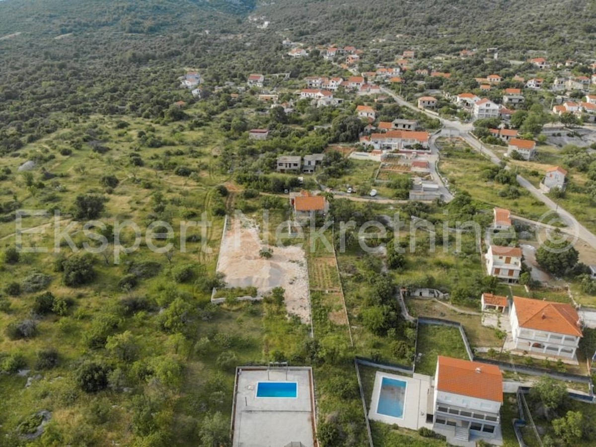 Vinišće, terreno edificabile 1880m2 vicino al mare e alla spiaggia