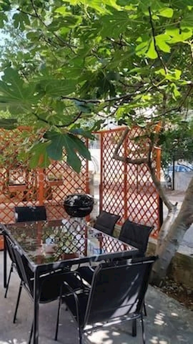 Omiš, bilocale 65m2 al piano terra con giardino di 20m2, 200m dal mare