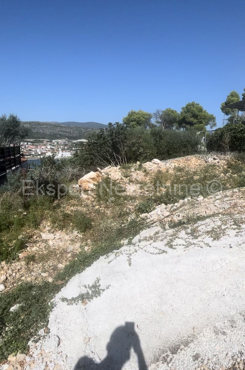 Trogir, terreno edificabile 401m2, 240m in linea d'aria dal mare e dalla spiaggia