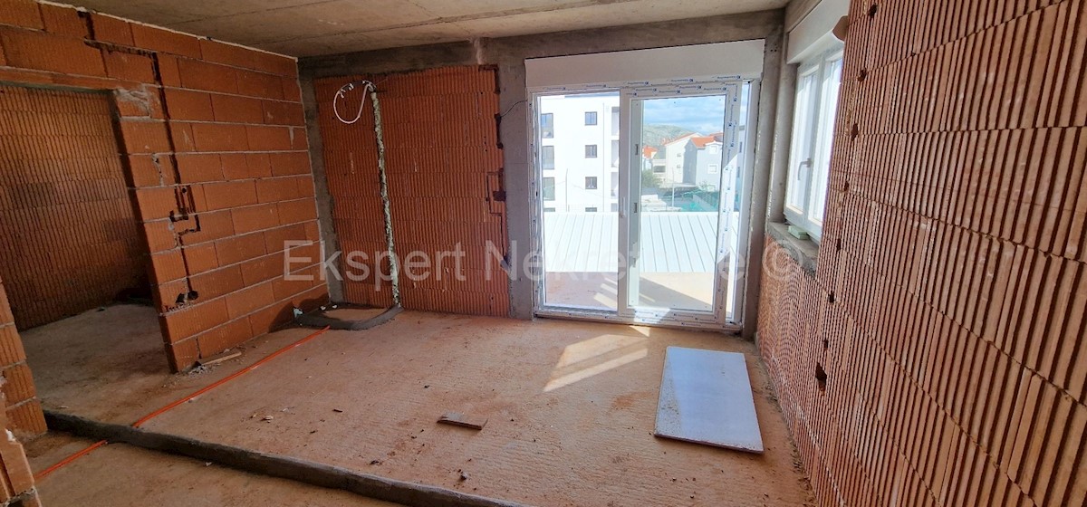 Čiovo, Okrug Gornji, appartamento con 1 camera da letto 45 m2 + terrazza sul tetto 46 m2, Novogr.