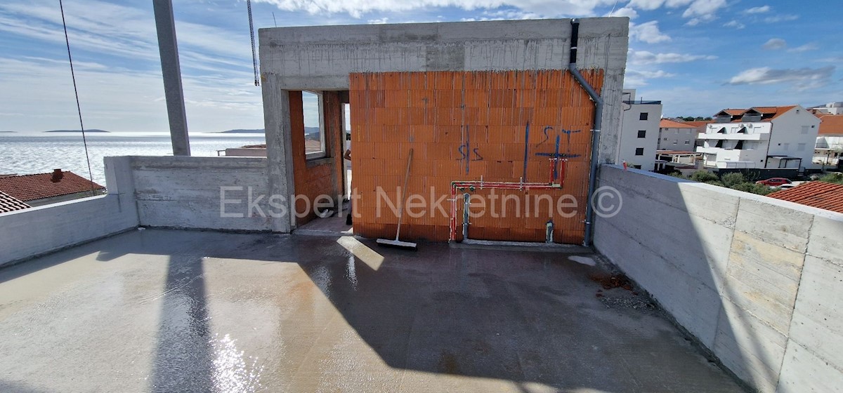 Čiovo, Okrug Gornji, appartamento con 1 camera da letto 45 m2 + terrazza sul tetto 46 m2, Novogr.