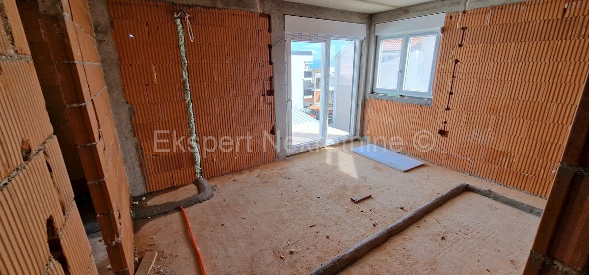 Čiovo, Okrug Gornji, appartamento con 1 camera da letto 45 m2 + terrazza sul tetto 46 m2, Novogr.