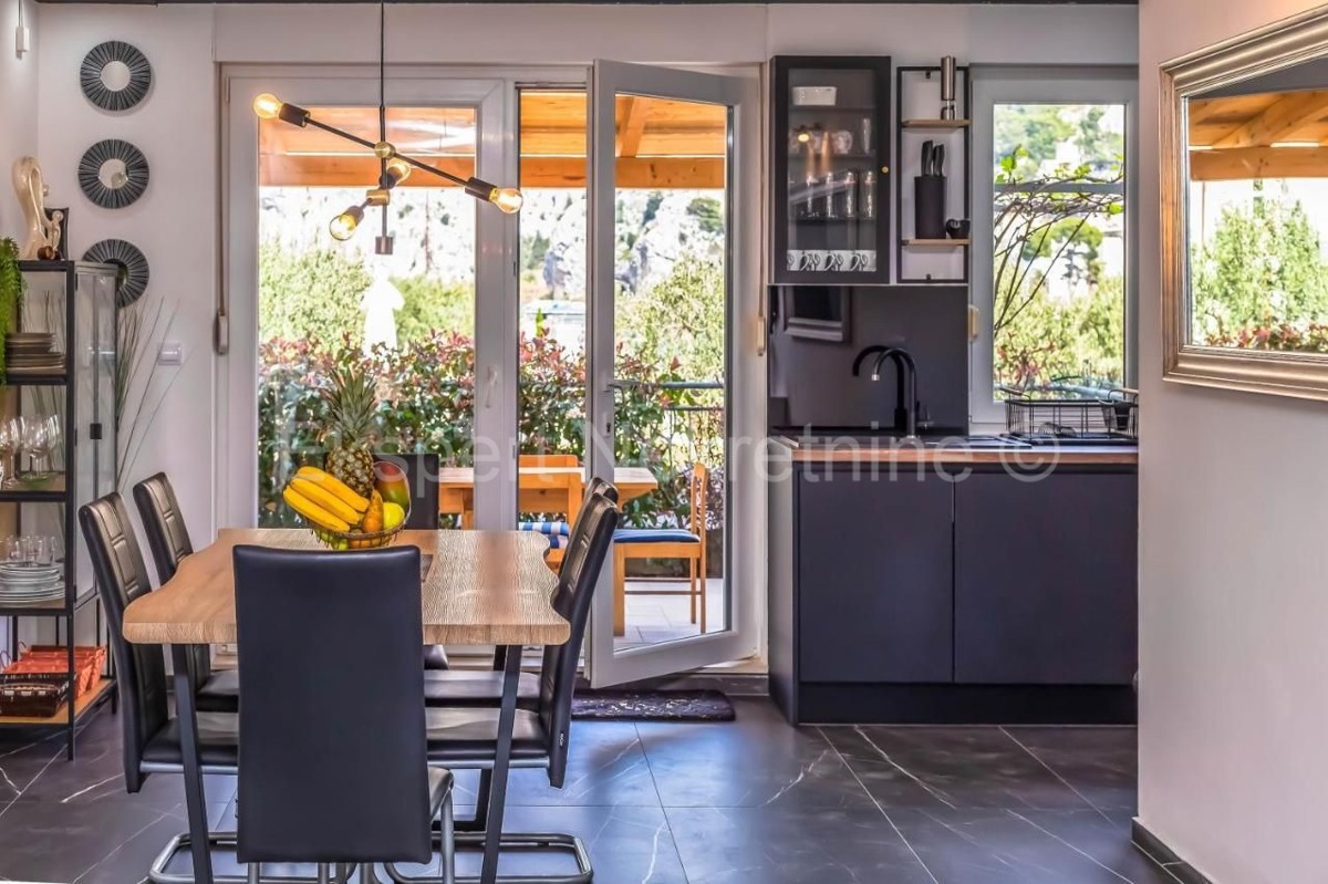 Omiš, appartamento bilocale 68m2 + cortile 40m2, direttamente sul fiume Cetina