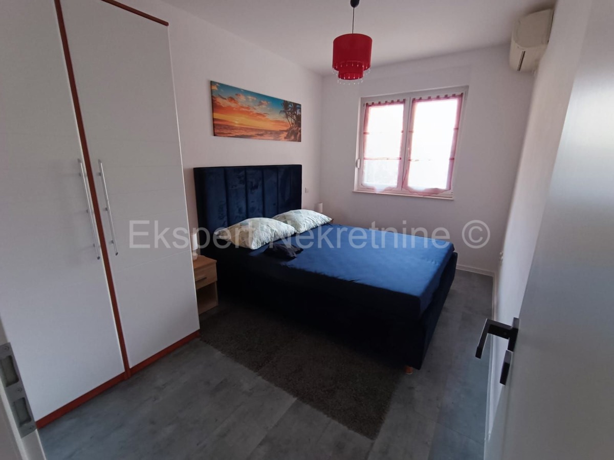 Omiš, appartamento bilocale 68m2 + cortile 40m2, direttamente sul fiume Cetina