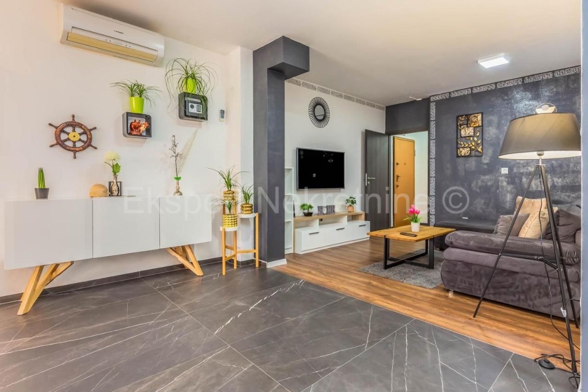 Omiš, appartamento bilocale 68m2 + cortile 40m2, direttamente sul fiume Cetina