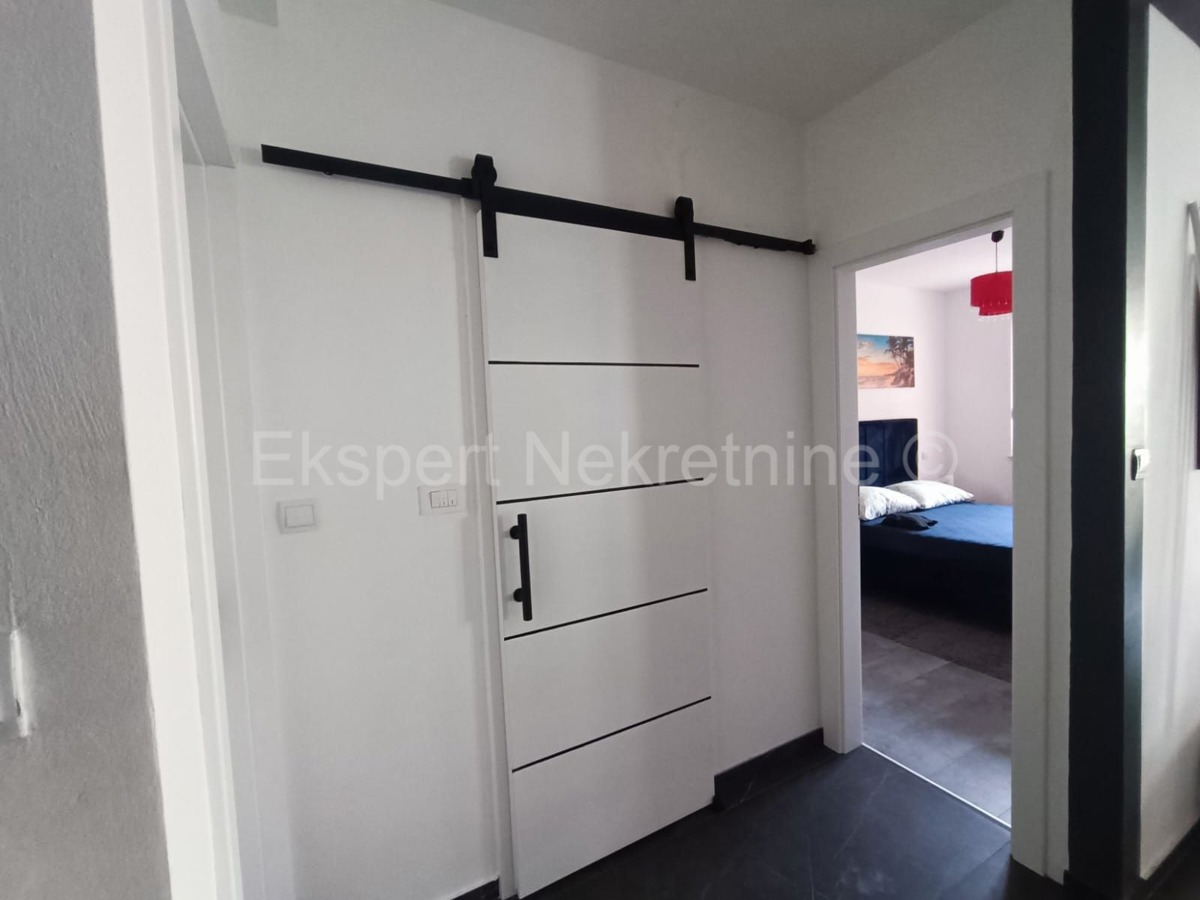 Omiš, appartamento bilocale 68m2 + cortile 40m2, direttamente sul fiume Cetina