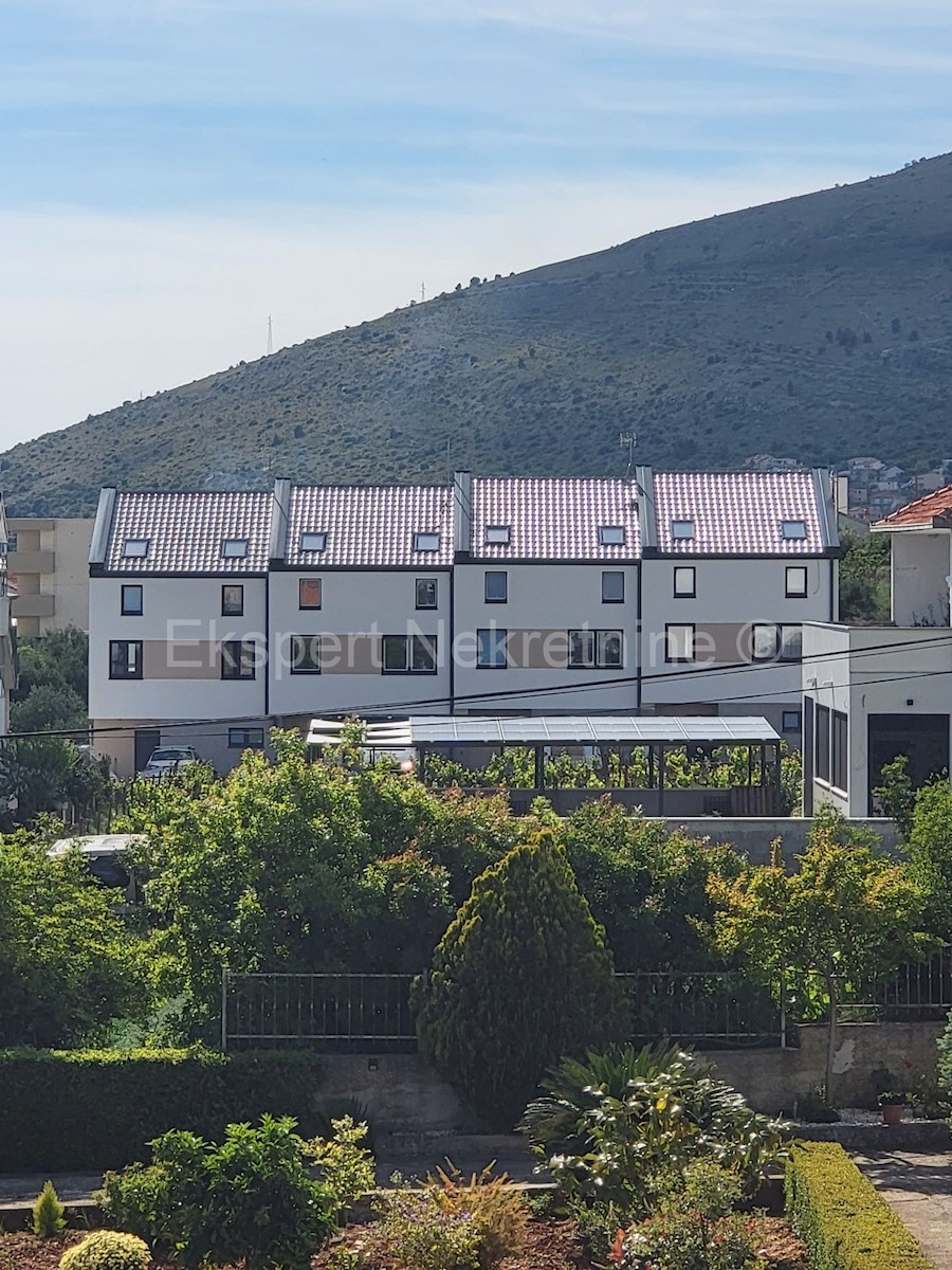 Trogir, appartamento di 4 locali su tre piani, 137 m2, nella natura di una casa a schiera, nuova costruzione