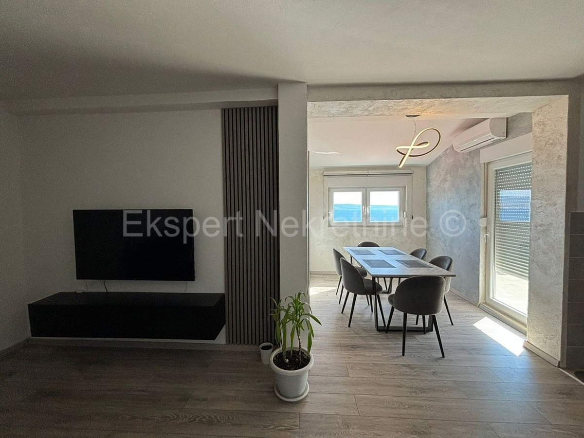 Krilo Jesenice, appartamento di 3 locali 78m2 con vista mare, 120 metri dal mare