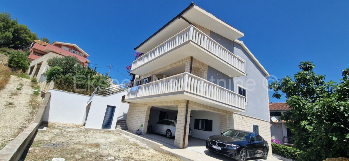 Podstrana, casa 340m2 con 3 unità abitative e garage, vista mare