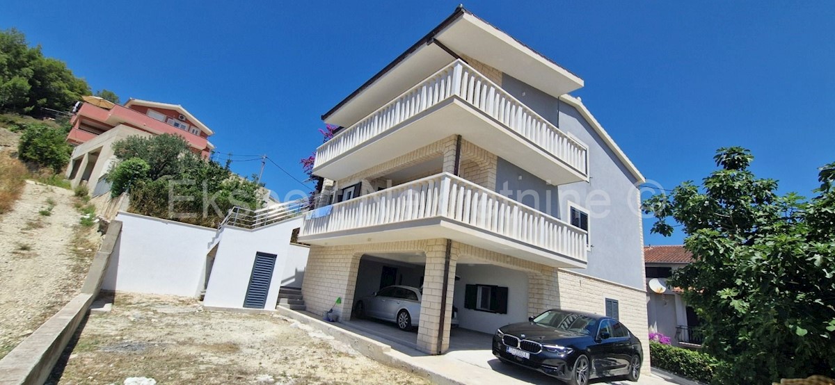 Podstrana, casa 340m2 con 3 unità abitative e garage, vista mare