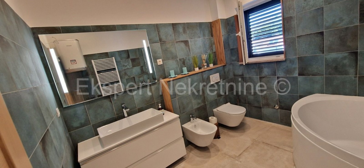 Podstrana, casa 340m2 con 3 unità abitative e garage, vista mare