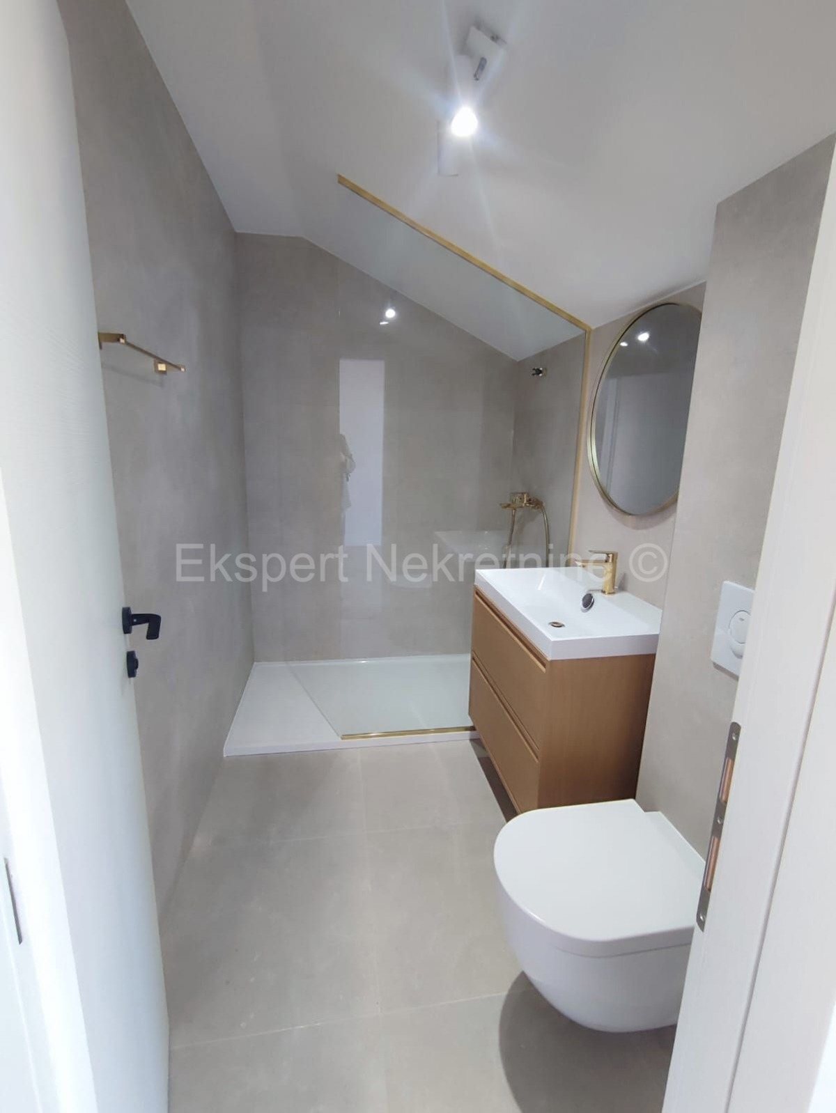 Seget Vranjica, casa indipendente 370 m2, prima fila al mare