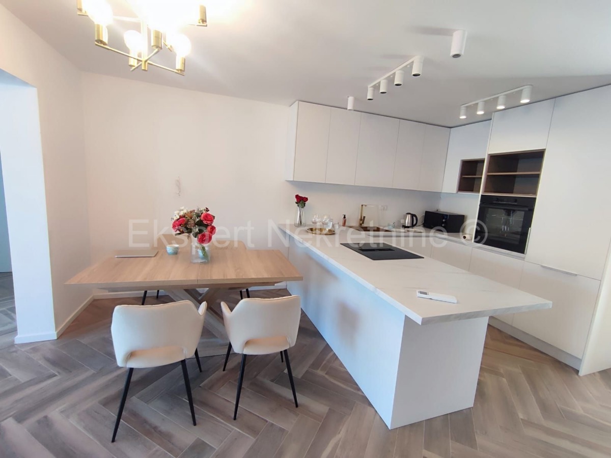 Seget Vranjica, casa indipendente 370 m2, prima fila al mare