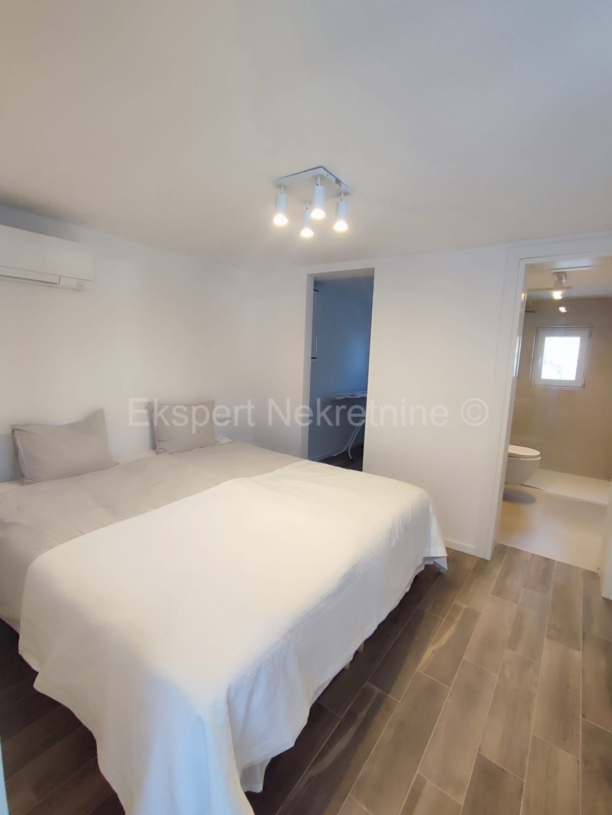 Seget Vranjica, casa indipendente 370 m2, prima fila al mare