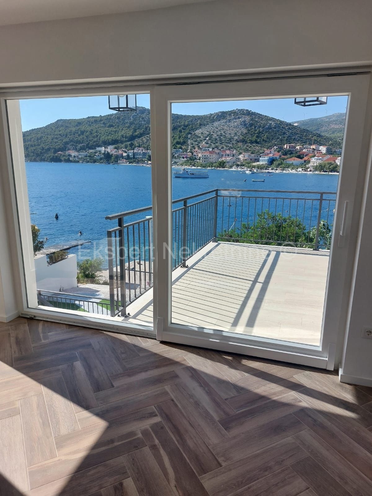 Seget Vranjica, casa indipendente 370 m2, prima fila al mare