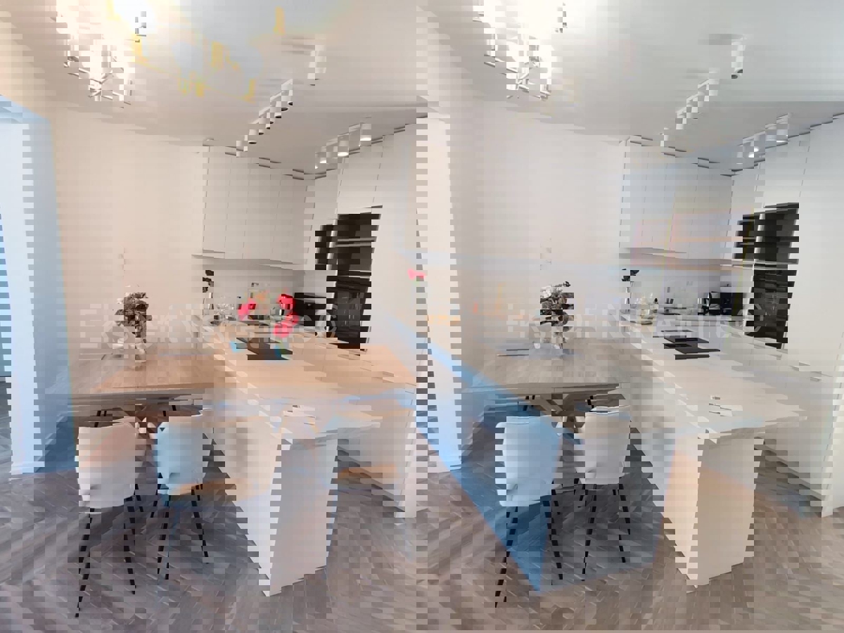 Seget Vranjica, casa indipendente 370 m2, prima fila al mare