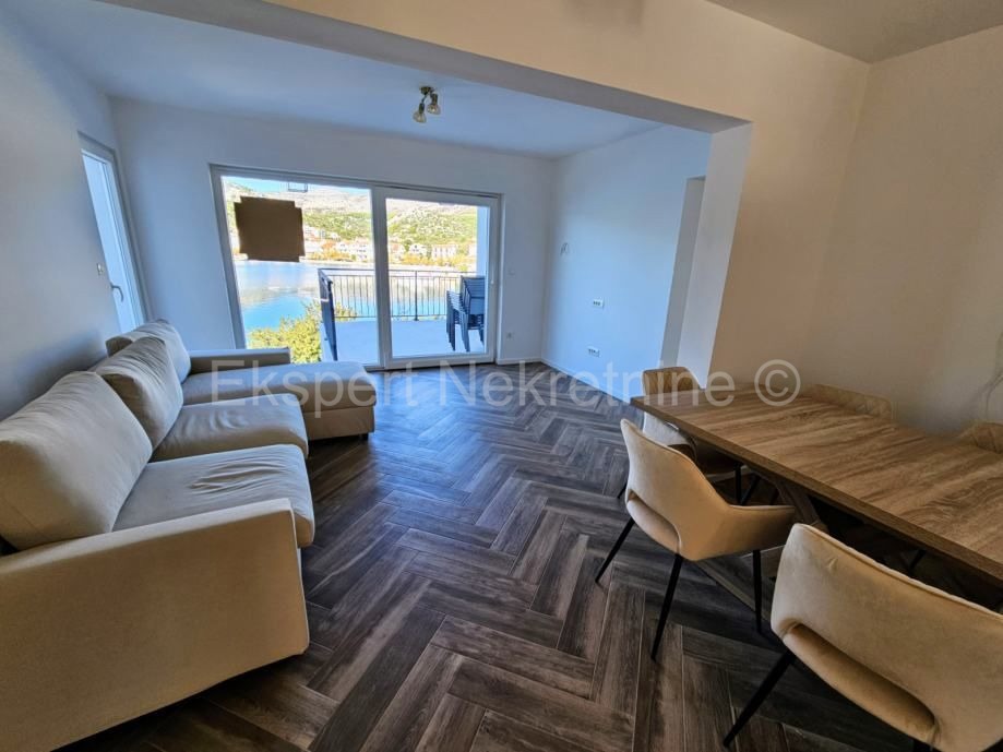 Seget Vranjica, casa indipendente 370 m2, prima fila al mare