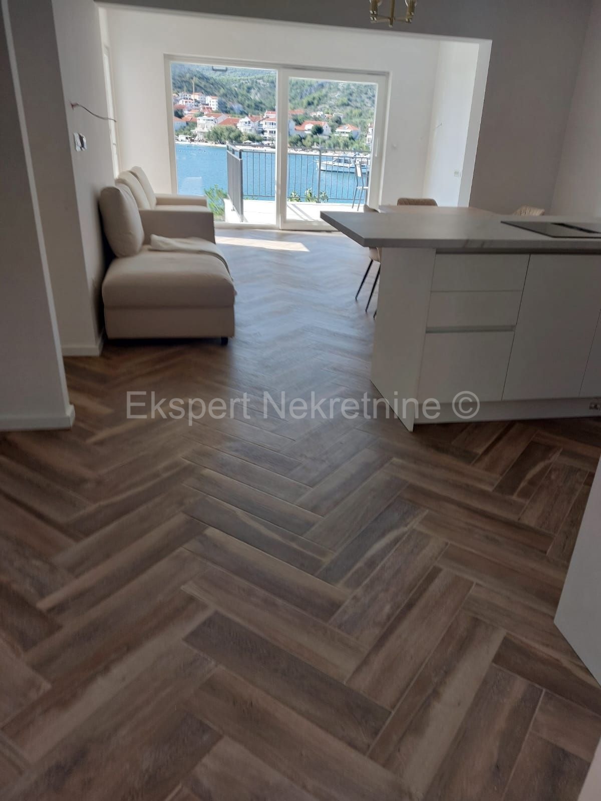 Seget Vranjica, casa indipendente 370 m2, prima fila al mare