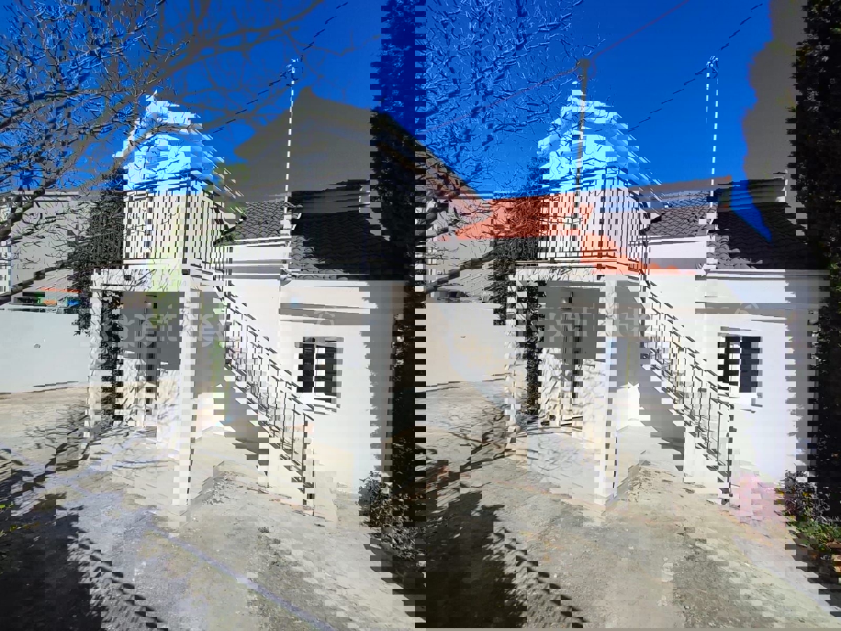 Seget Vranjica, casa indipendente 370 m2, prima fila al mare