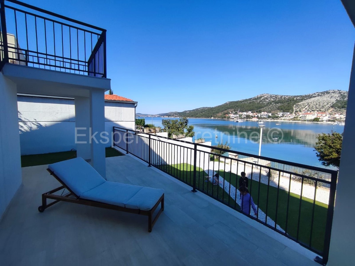 Seget Vranjica, casa indipendente 370 m2, prima fila al mare