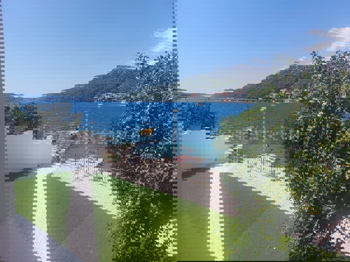 Seget Vranjica, casa indipendente 370 m2, prima fila al mare