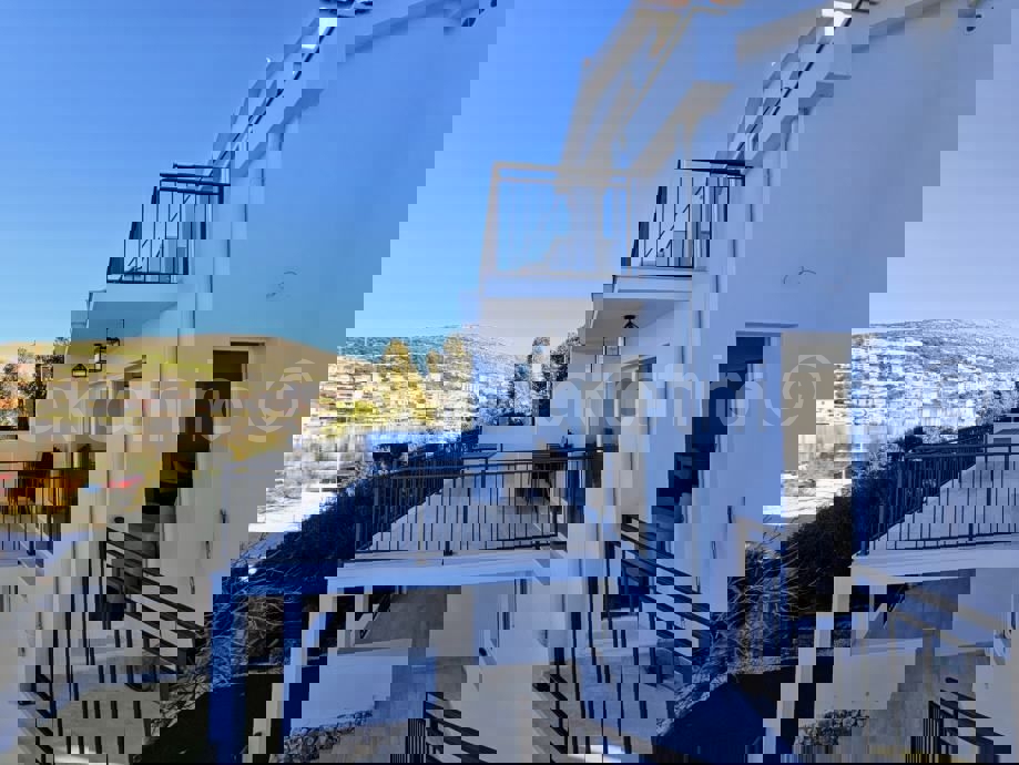 Seget Vranjica, casa indipendente 370 m2, prima fila al mare