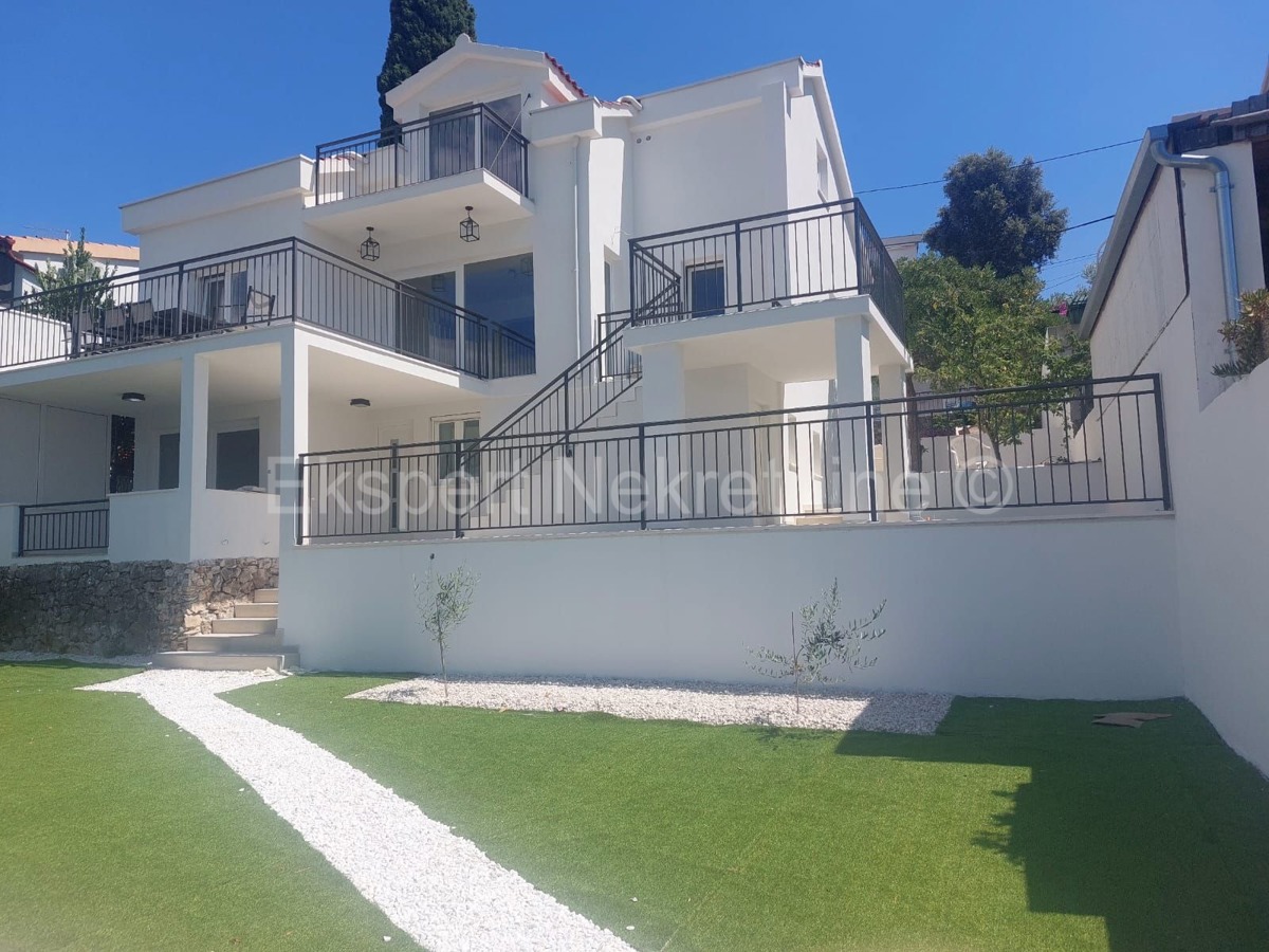 Seget Vranjica, casa indipendente 370 m2, prima fila al mare