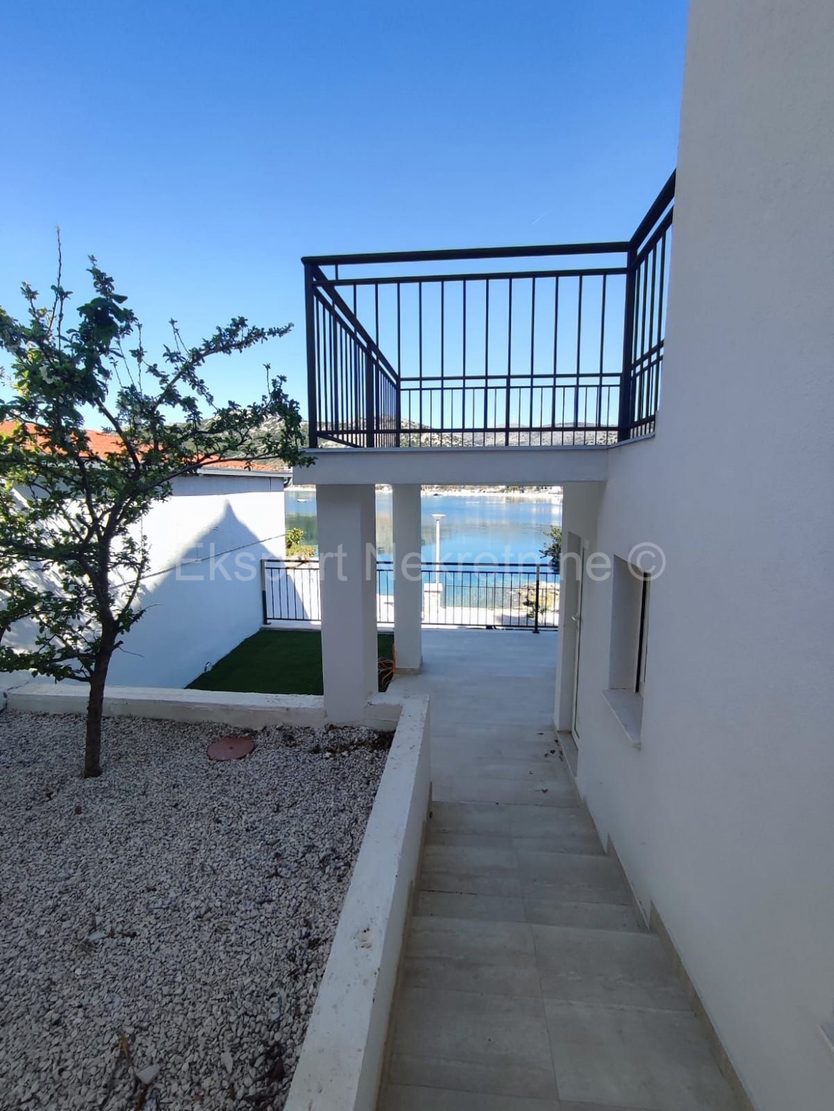 Seget Vranjica, casa indipendente 370 m2, prima fila al mare