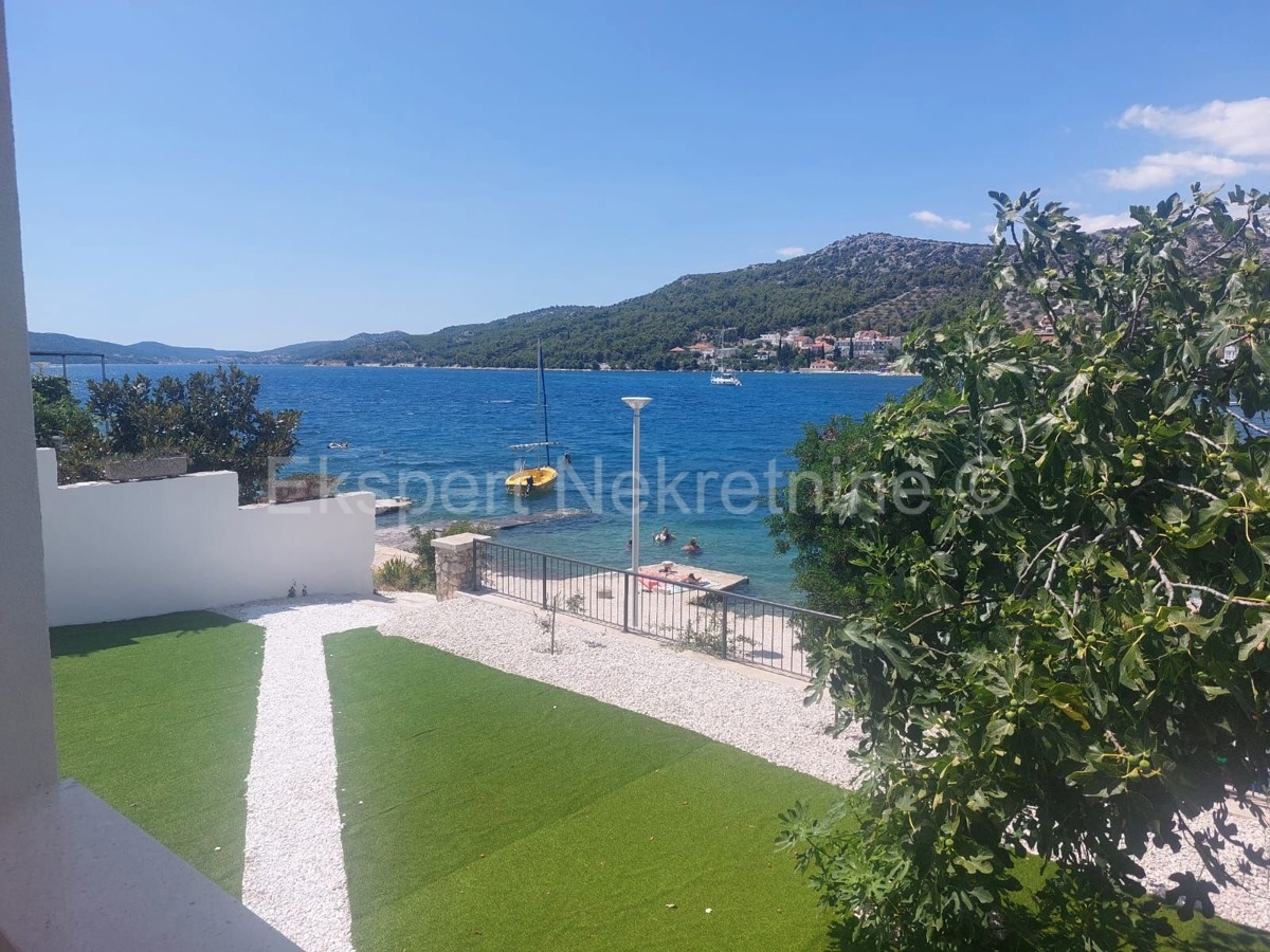 Seget Vranjica, casa indipendente 370 m2, prima fila al mare