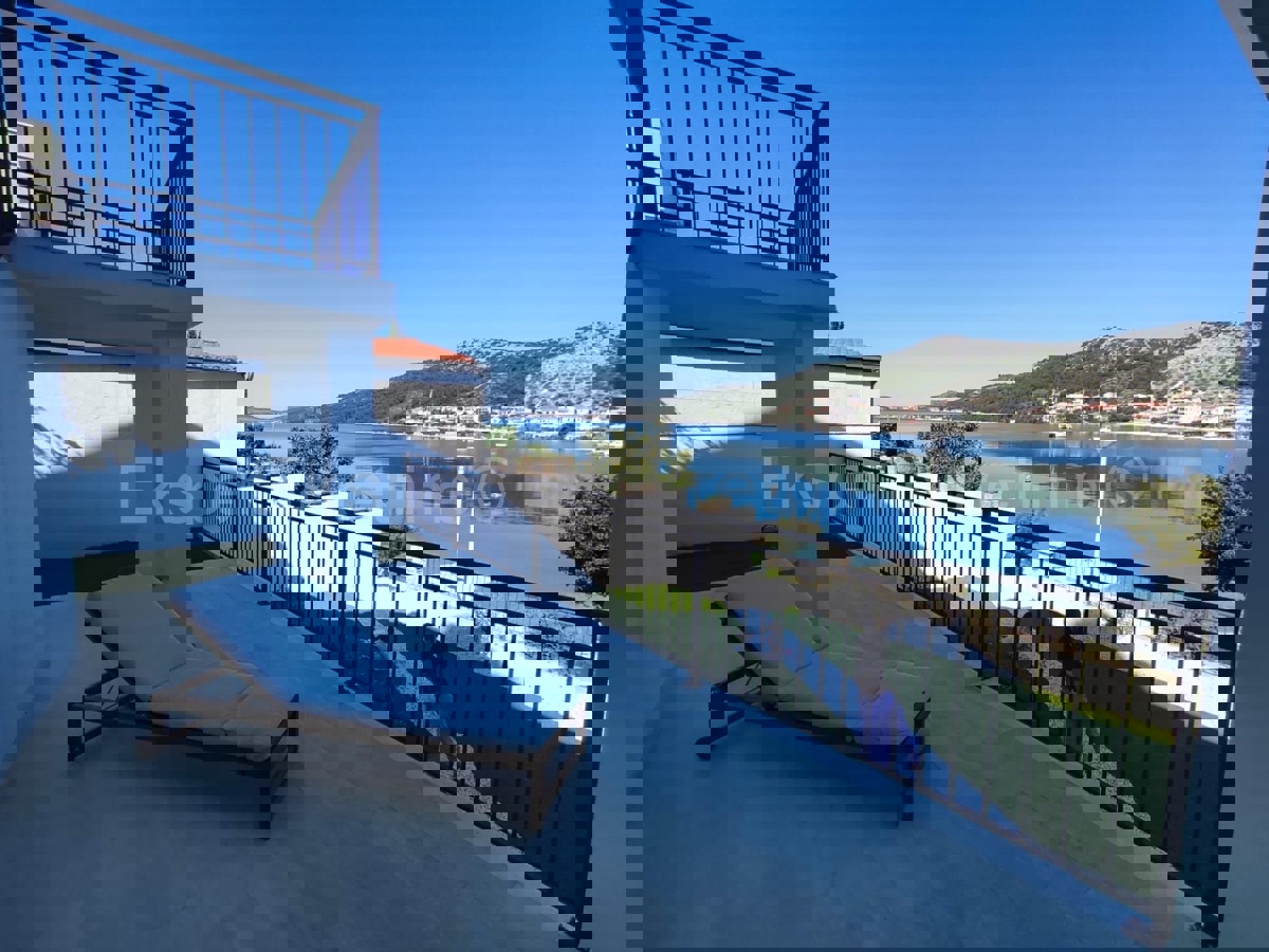 Seget Vranjica, casa indipendente 370 m2, prima fila al mare