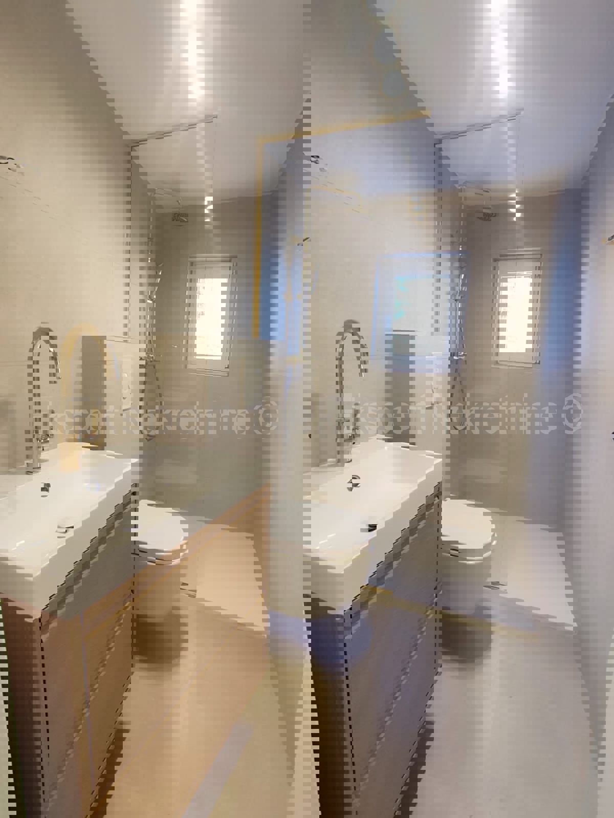 Seget Vranjica, casa indipendente 370 m2, prima fila al mare