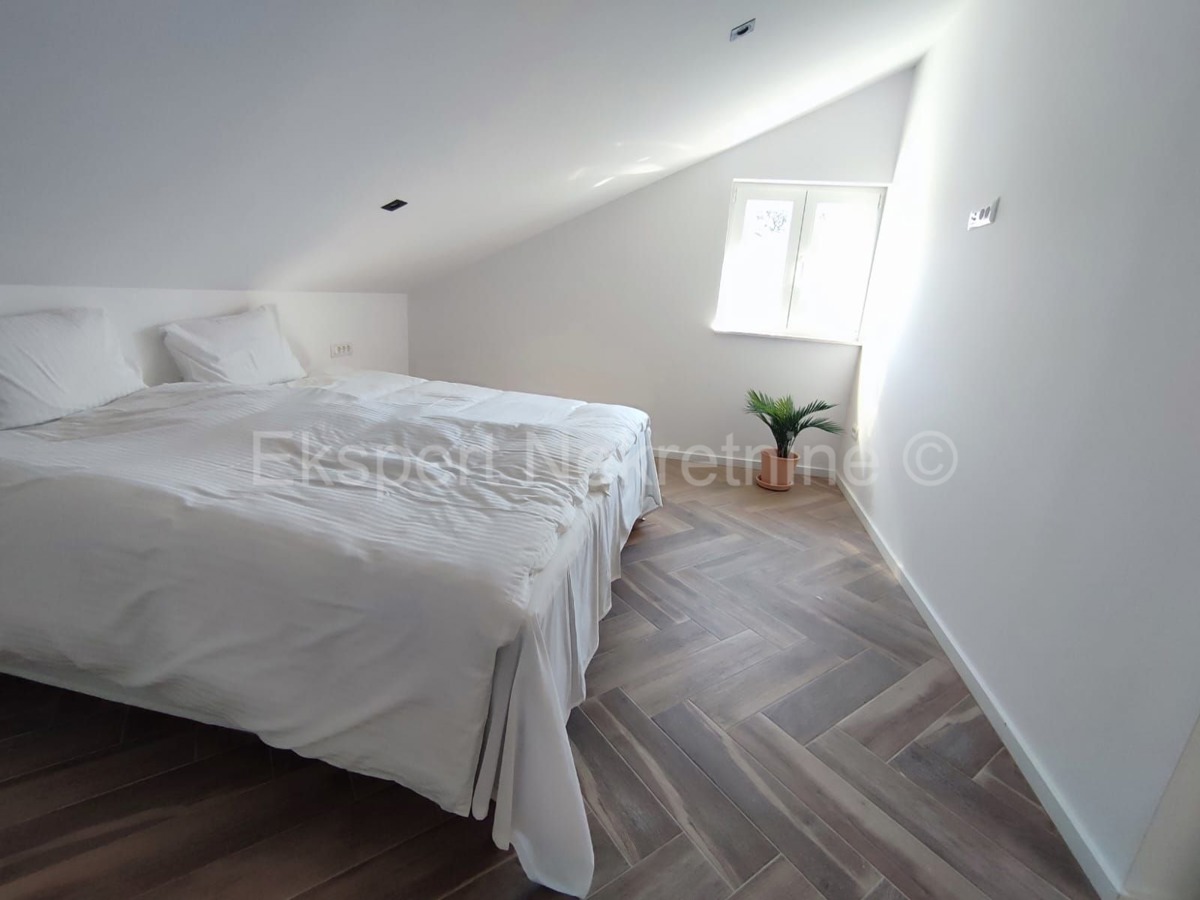 Seget Vranjica, casa indipendente 370 m2, prima fila al mare