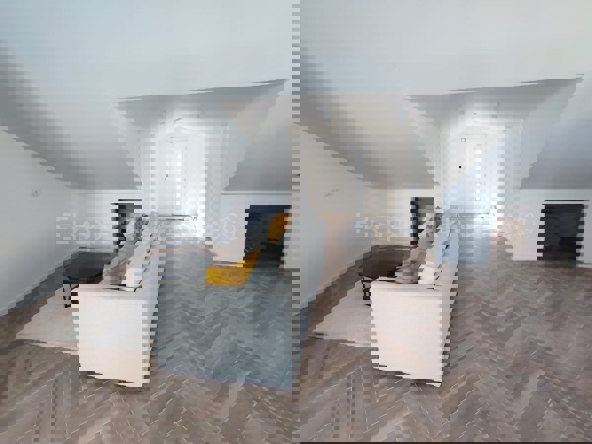 Seget Vranjica, casa indipendente 370 m2, prima fila al mare