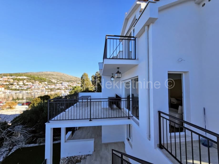 Seget Vranjica, casa indipendente 370 m2, prima fila al mare