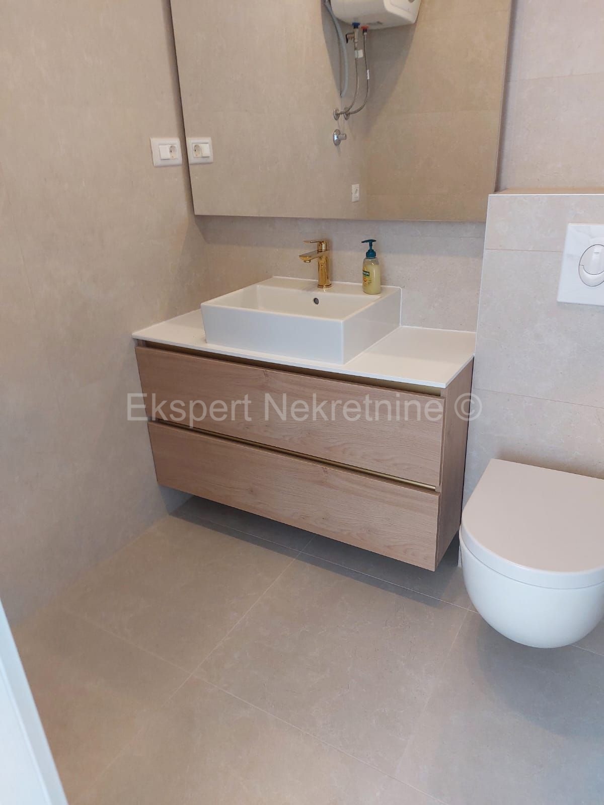 Seget Vranjica, casa indipendente 370 m2, prima fila al mare