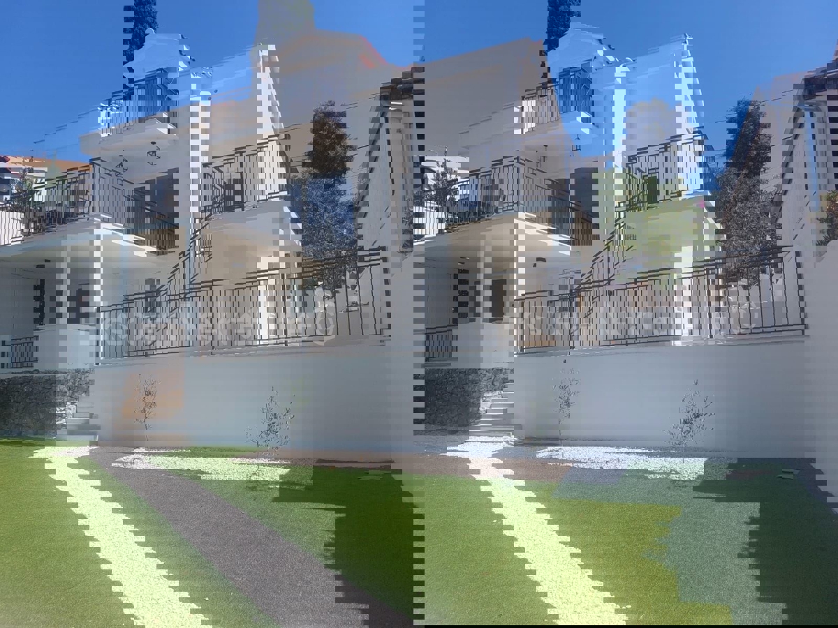 Seget Vranjica, casa indipendente 370 m2, prima fila al mare