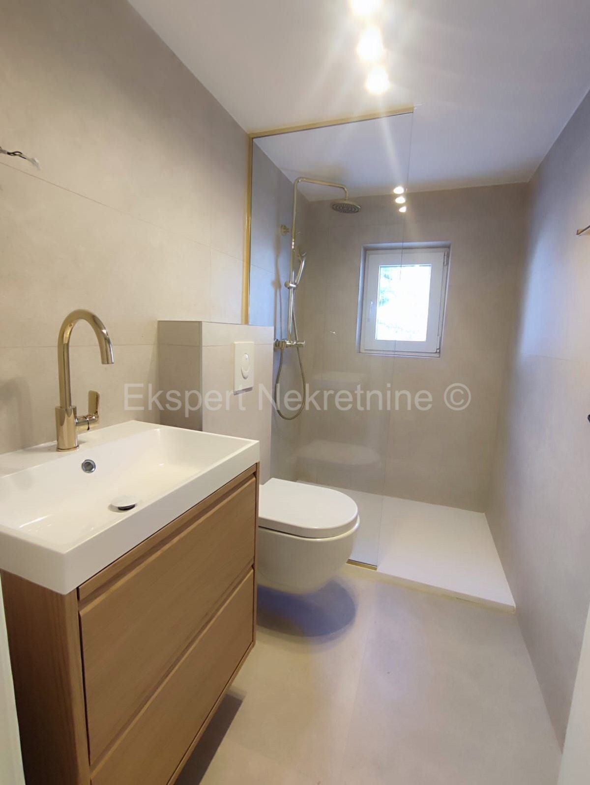 Seget Vranjica, casa indipendente 370 m2, prima fila al mare