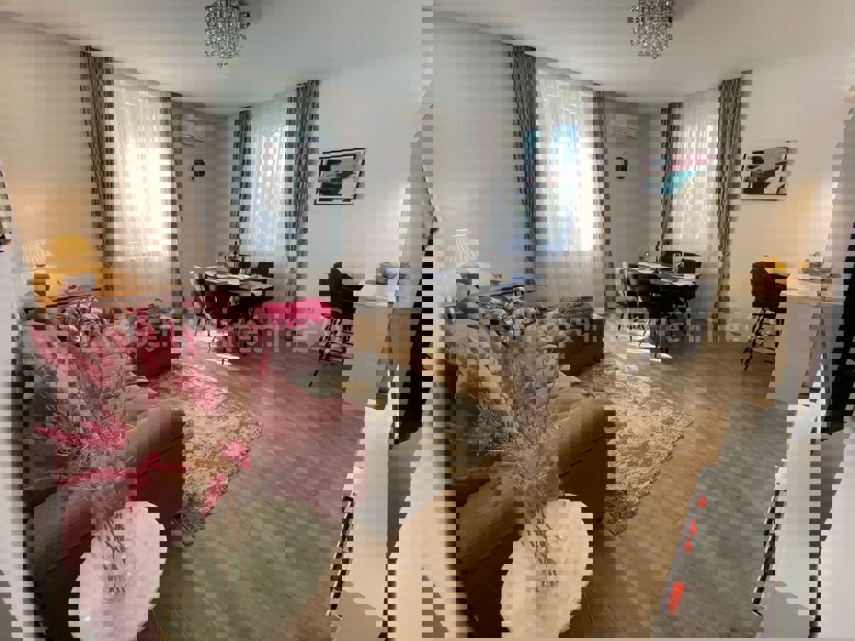 Spalato, Manuš, appartamento diviso in due unità (50m2+30m2), parcheggio