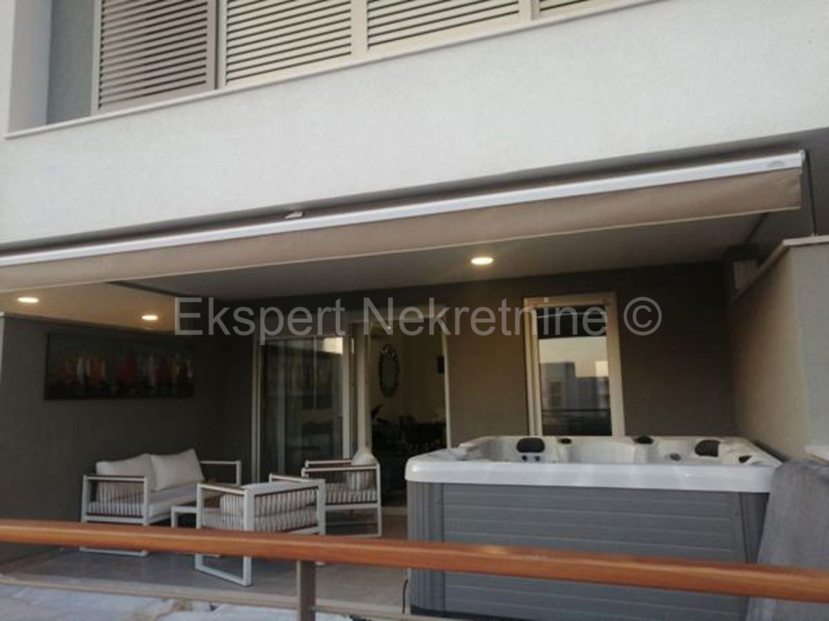 Spalato, Pazdigrad, confortevole appartamento con 1 camera da letto con loggia, jacuzzi e garage