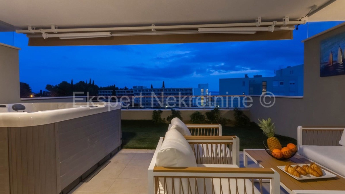 Spalato, Pazdigrad, confortevole appartamento con 1 camera da letto con loggia, jacuzzi e garage