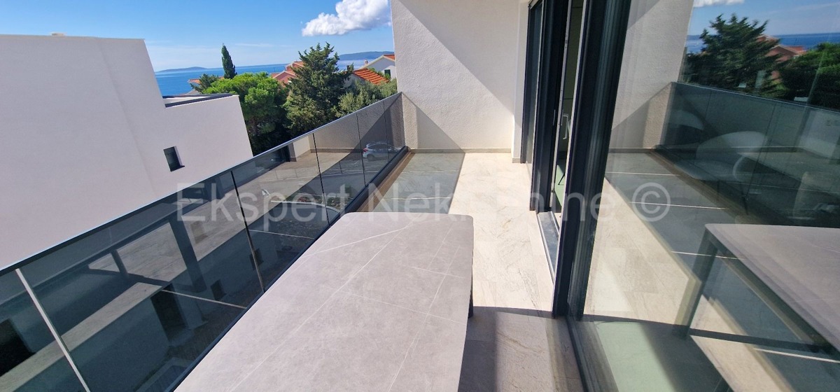 Čiovo, Okrug G, penthouse 66 m2, +69 m2 roof terrace, sea view